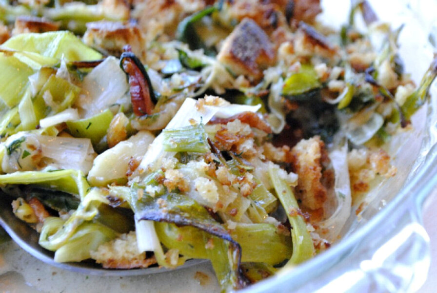 Creamy leek gratin with breadcrumbs and bacon